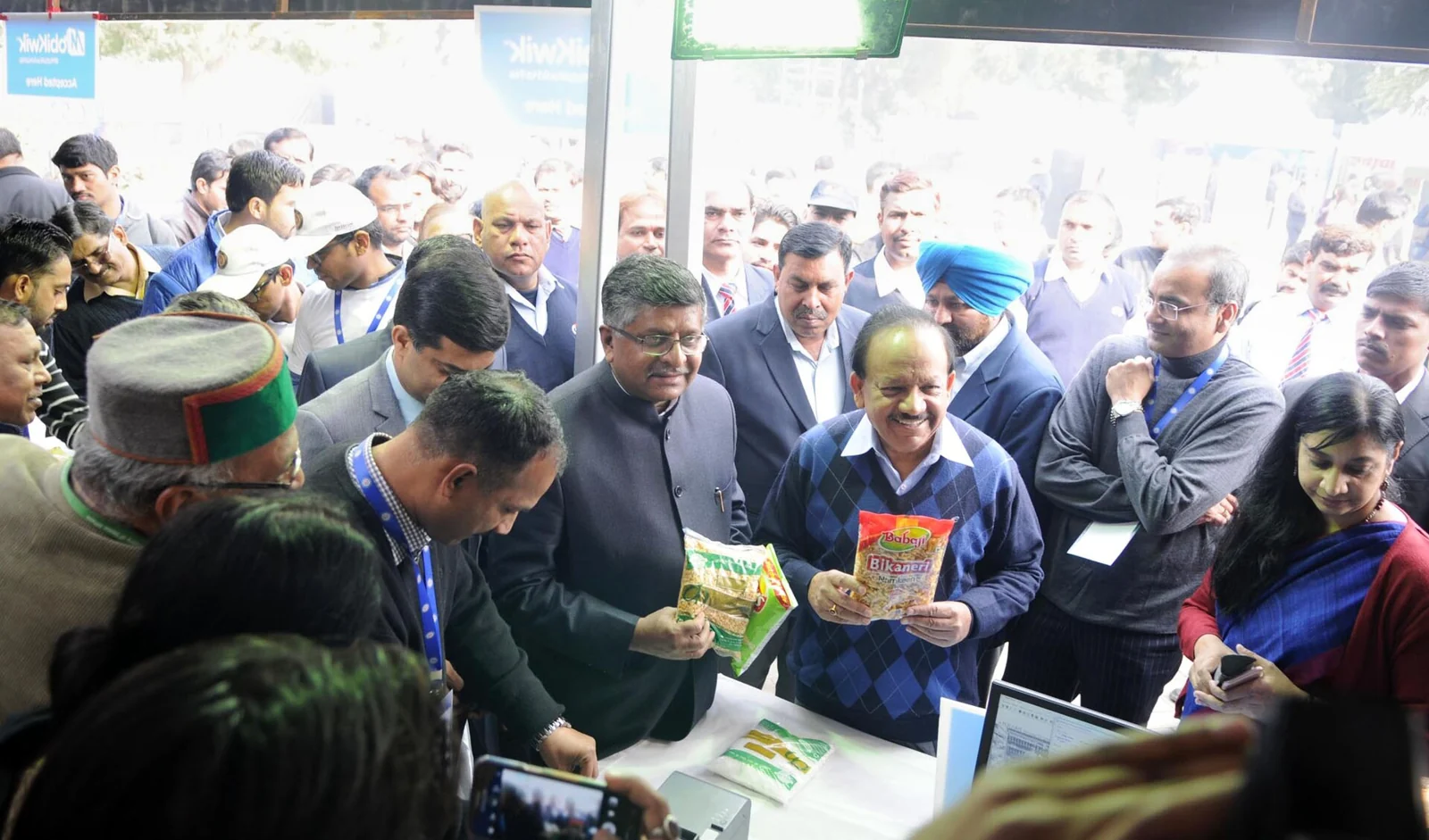 Ravi Shankar Prasad and Harsh Vardhan make a digital payment for snacks at a DigiDhan Mela awareness event in 2016.